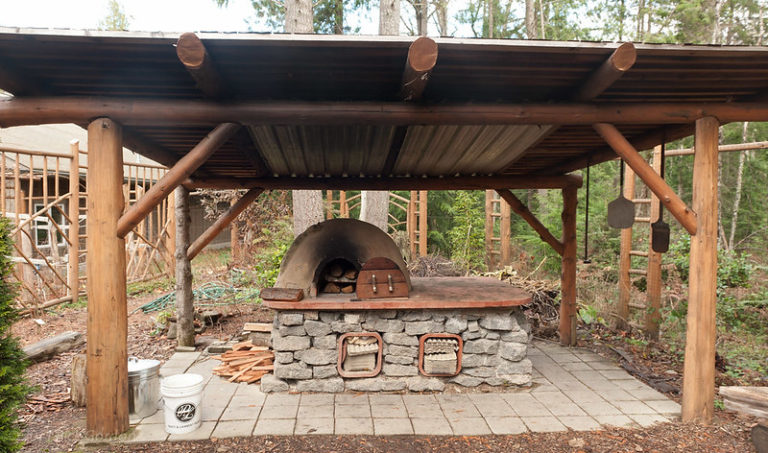 Cob Oven Cooking: Unlock the Flavors of Your Garden Produce with an Ancient Technique.